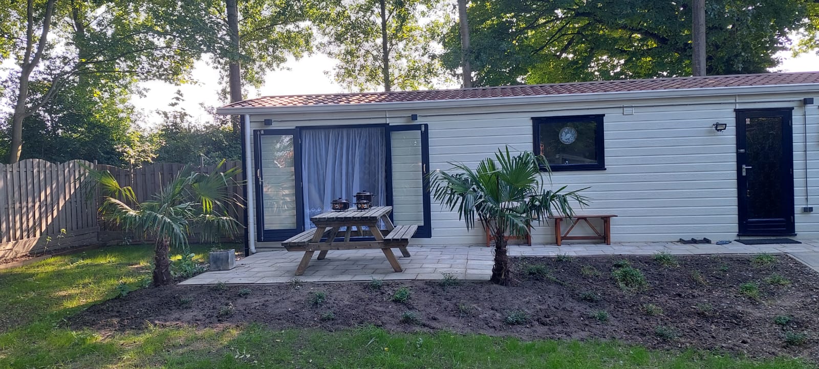 Chalet met inrichting in retrostijl en grote tuin aan de rand van de Zeeuwse polder