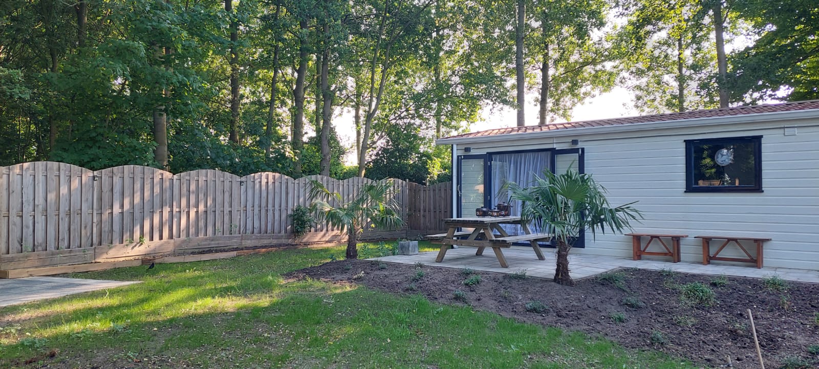 Chalet met inrichting in retrostijl en grote tuin aan de rand van de Zeeuwse polder