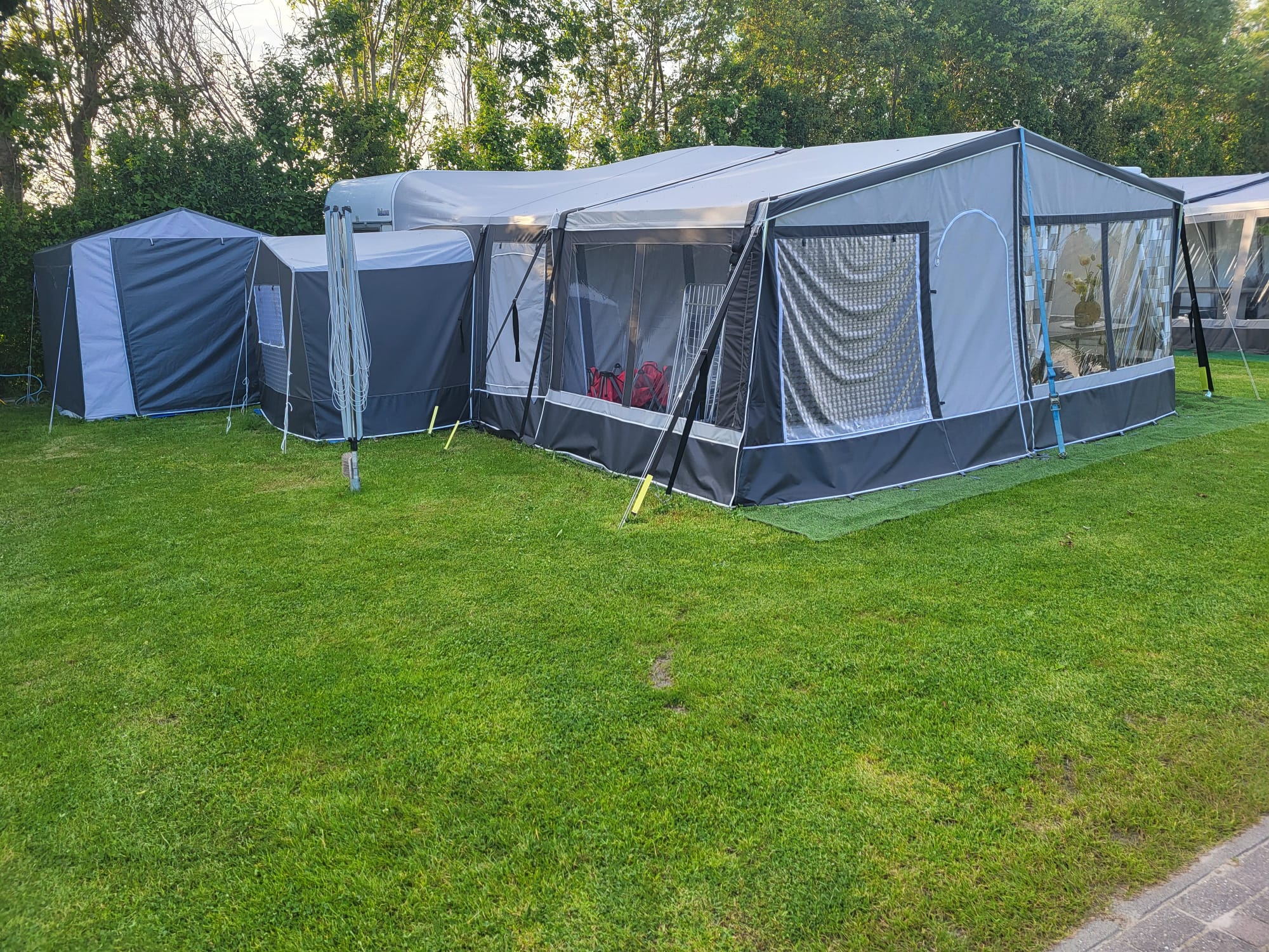 Kamperen in Tourcaravan met voortent 6 personen | Camping Schoolzicht