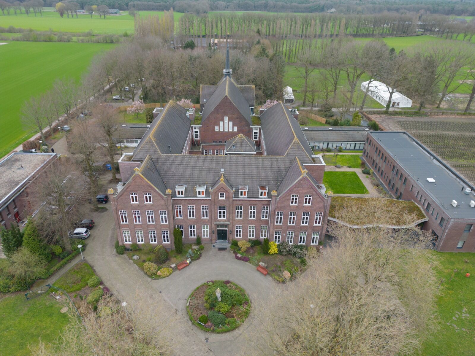 Beziningscentrum Emmaüs | 1 – 360 personen | Helvoirt (NB)