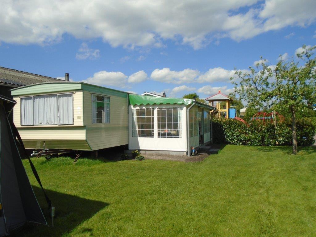 Stacaravan op camping de Vijverhof te Ommeren